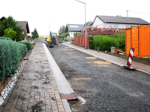 Straßenbau 2 Versetzen von Randanlagen und Rinnen