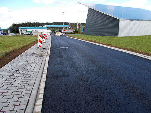 Oberbauarten aus Asphalt Herstellung verschiedener Oberbauarten aus Asphalt (Hand- oder Fertiger Einbau) oder Betonsteinpflaster (Hand- oder maschinelle Verlegung)